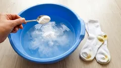 Ich gebe 2 Esslöffel davon ins Wasser, und weiße Wäsche sieht wieder wie neu aus: Gelbstich und Schmutz verschwinden beim Waschen