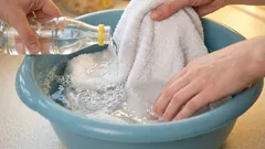 Abends weiche ich Küchentücher und Topflappen ein: Am nächsten Morgen sind sie makellos sauber, sogar alte Fettflecken sind verschwunden.