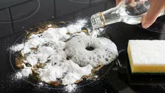 So wird der Herd von hartnäckigen Fettverschmutzungen befreit: Man braucht nur Wasser und zwei preiswerte Zutaten